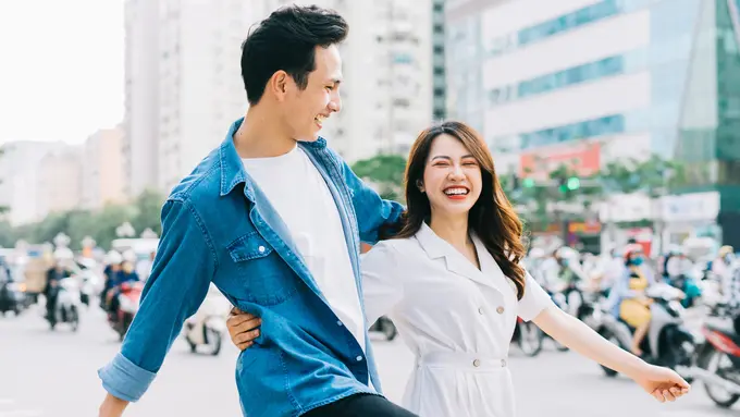 perempuan dan pasangan 2 juni jalan
