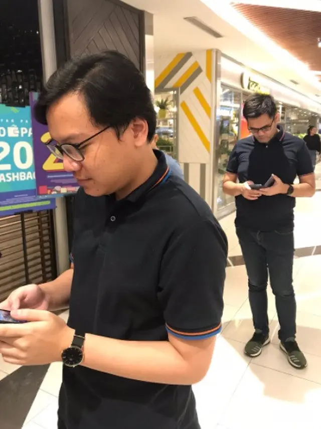 momen kocak pakai baju samaan dengan orang lain