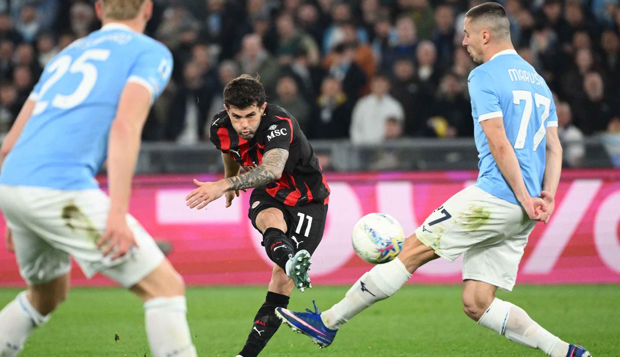Tertinggal membuat AC Milan mencoba untuk menaikkan intensitas serangan mereka. Namun, hingga babak pertama berakhir skor 1-0 untuk keunggulan Lazio tidak berubah. Tampak dalam foto, gelandang AC Milan asal Amerika Serikat, Christian Pulisic (tengah) berebut bola dengan bek Lazio asal Montenegro, Adam Marusic, pertandingan pekan ke-29 Serie A Italia 2025/2026 di Olimpico Stadium, Roma, Minggu 15 Maret 2026 waktu setempat atau Senin (16/3/2026) dini hari WIB. (Alberto PIZZOLI/AFP)