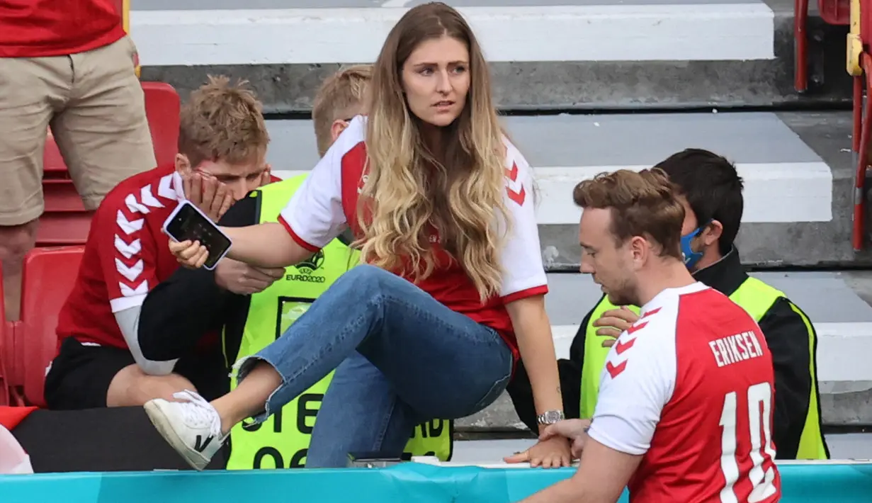 Melihat kondisi suaminya kolaps di tengah lapangan, Sabrina Kvsit Jensen yang terlihat panik berusaha masuk kedalam lapangan untuk bisa melihat situasi yang lebih jelas. (Foto: AFP/Pool/Wolfgang Rattay)