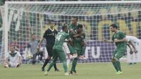 Pemain Persebaya merayakan gol yang dicetak oleh Nelson Alom ke gawang PSMS pada laga perempat final Piala Presiden di Stadion Manahan, Solo, Sabtu, (3/2/2018). PSMS menang adu penalti atas Persebaya dengan skor 4-3. (Bola.com/M Iqbal Ichsan)