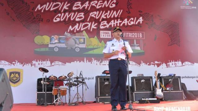 Sekretaris Jenderal Kementerian Perhubungan Djoko Sasono melepas peserta mudik gratis Kemenhub tahap pertama di Monas pada Sabtu (9/6/2018). (Dok Kemenhub)