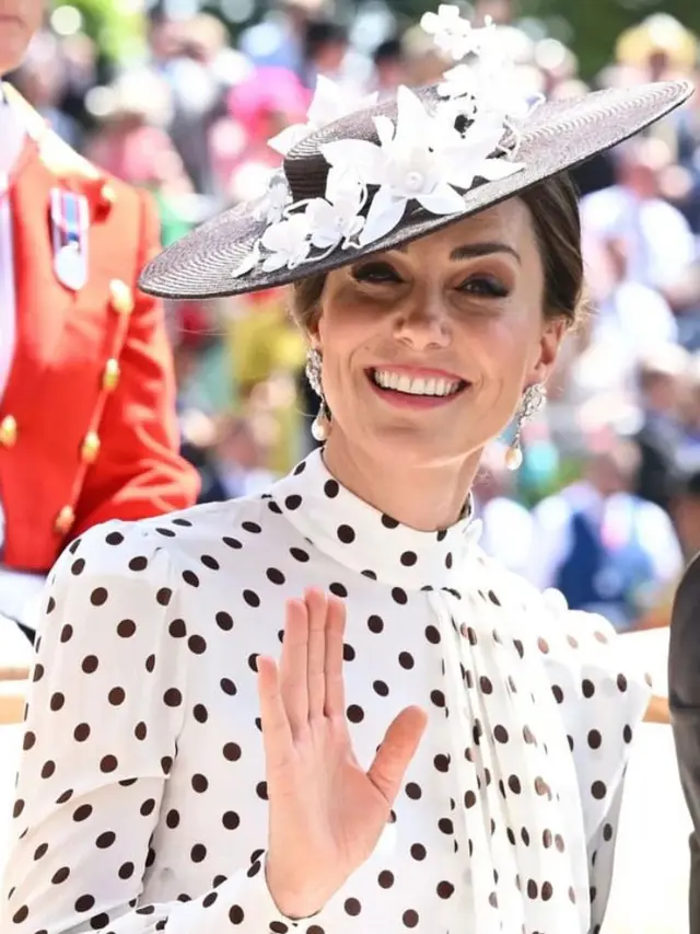 Kate Middleton menggunakan anting tersebut dalam acara Royal Ascot 2022. (Instagram/@itsroyalgram)