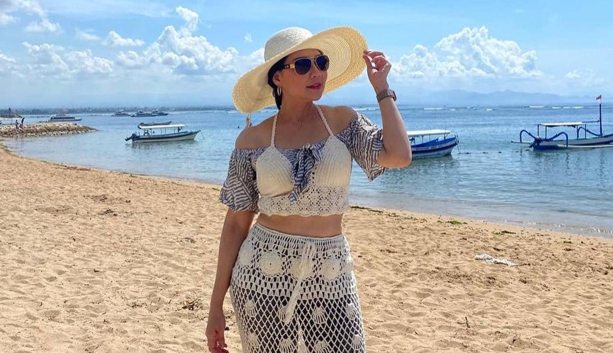 Penampilan Tessa Kaunang selalu berhasil menarik perhatian netizen lewat setiap unggahannya di instagram. Pemain film Bebek Belur ini tampil kece saat plesir ke Pantai Sanur, Bali. Dengan outfit warna monokrom, pesonanya terpancar cerah saat berpadu dengan pemandangan birunya langit dan air laut. (Liputan6.com/IG/@tessakaunang_tuiit)
