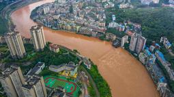 Foto dari udara kondisi banjir di Distrik Qijiang, Kota Chongqing, China barat daya (1/7/2020). Guyuran hujan telah menyebabkan peningkatan debit air ke sungai-sungai di daerah pusat kota, dan beberapa pagar pengaman di sepanjang sungai rusak oleh derasnya arus air. (Xinhua/Chen Xingyu)