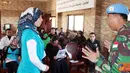 Citizen6, Lebanon: Mayor Sus Harianto sedang berinteraksi dengan salah satu peserta kursus bahasa Inggris.