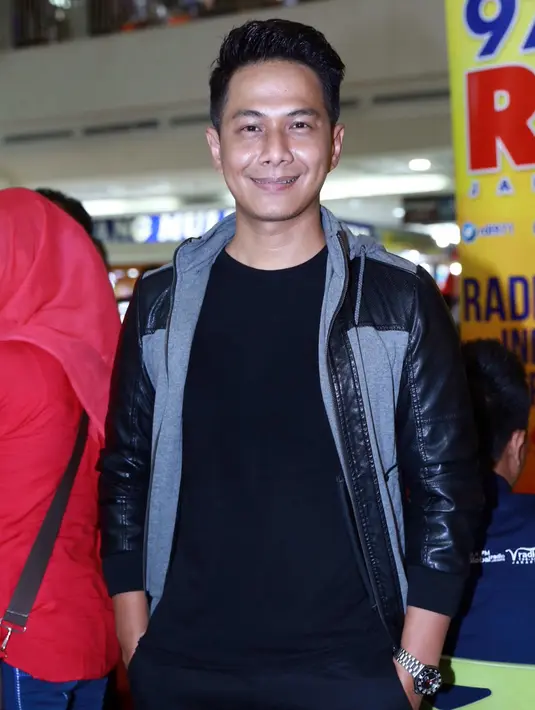 Delon mengaku puas dengan penampilannya, Tiwi. Prastiwi Dwiarti alias Tiwi bisa membawakan lagu serius. Biasanya ia membawakan lagu happy. (Galih W. Satria/Bintang.com)