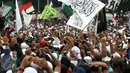 Sejumlah massa membawa bendera ormas saat melakukan aksi damai 212 jilid 2 di depan Gedung Dewan Perwakilan Rakyat, Senayan, Jakarta, Selasa (21/2). (Liputan6.com/JohanTallo)