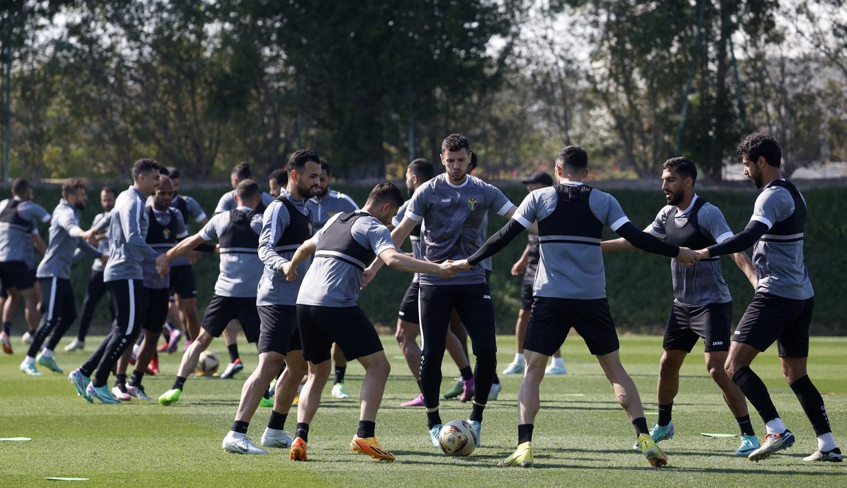Para pemain Yordania melakukan latihan jelang laga final melawan Qatar di Lusail, Doha, Jumat (9/2/2024). Yordania sukses menjadi tim paling mengejutkan selama ajang Piala Asia 2023. (AFP/Karim Jaafar)