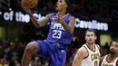 Aksi pemain Los Angeles Clippers, Lou Williams (23) melakukan lay up melewati adangan para pemain Cavaliers pada laga NBA basketball game di Quicken Loans Arena, Cleveland, (18/11/2017), Cavs menang 118-113. (AP/Tony Dejak)