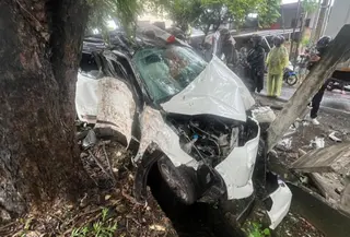 Kondisi mobil yang dikendarai istri anggota DPRD Sulsel. (Antara)