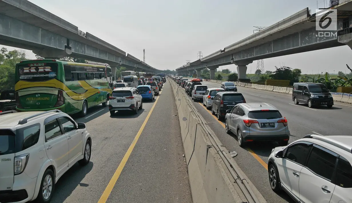 Kendaraan melintas di contraflom KM 28 Tol Jakarta - Cikampek, Jawa Barat, Kamis (30/5/2019). Kemacetan disebabkan antrean masuk ke rest area di beberapa titik. Antrean menyebabkan arus lalu lintas menjadi tersendat. (Liputan6.com/Herman Zakharia)