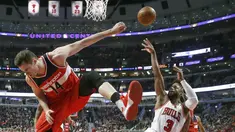 Pemain Chicago Bulls, Dwyane Wade (kanan) melakukan tembakan saat dihadang pemain Washington Wizards, Jason Smith pada laga NBA basketball game di United Center, Chicago, (21/12/2016).  Wizards menang 107-97. (AP/Charles Rex Arbogast)
