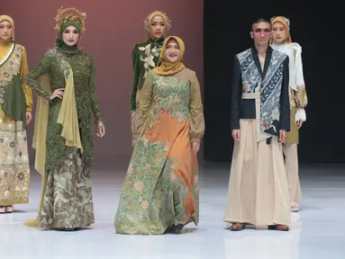 Model memperagakan busana berbahan Batik Tulis Jombang dalam koleksi AKASA DHARANI karya Lia Afif pada Indonesia Fashion Week (IFW) 2026 di Jakarta, Jumat, 31 Juli 2026. (KLY/Budy Santoso)