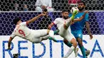 Pemain Suriah Siham Hanz Ousou (tengah) mencoba mencetak gol saat melawan India pada pertandingan sepak bola Grup B Piala Asia di Stadion Al Bayt, Al Khor, Qatar, Selasa (23/1/2024). Suriah menang 1-0. (AP Photo/Aijaz Rahi)