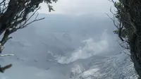 Situasi Kawah Ratu Gunung Tangkuban Parahu beranngsur normal pascaerupsi freatik yang terjadi pada Jumat (26/7/2019). (Liputan6.com/Huyogo Simbolon)