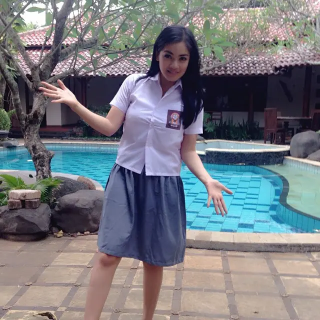 Potret 6 Seleb Wanita yang Sudah Jadi Ibu Tampil Bak ABG dengan Seragam SMA