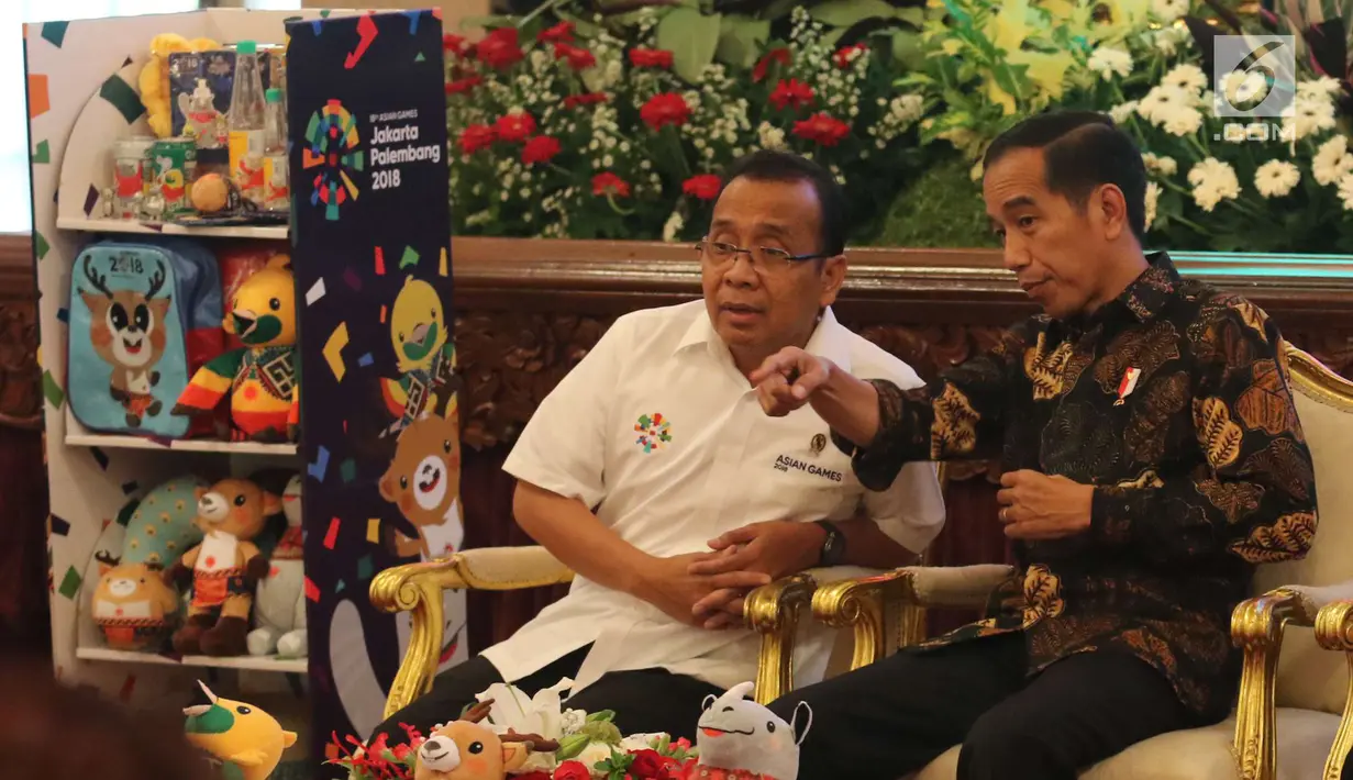 Presiden Joko Widodo berbincang dengan Mensesneg Pratikno saat menghadiri promosi Asian Games 2018 di Istana Negara, Jakarta, Selasa (5/6). Asian Games yang ke-18 ini diikuti 49 negara dan perhelatan sangat besar. (Liputan6.com/Angga Yuniar)