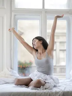 Mulai dari membuka jendela hingga meluangkan waktu untuk diri sendiri, kebiasaan kecil di pagi hari dapat membantu membangun suasana hati. (Foto/Dok: Pixels)