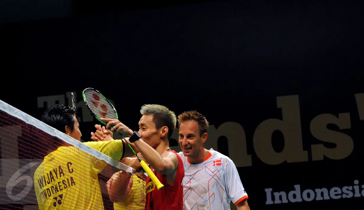 Lee Chong Wei bersalaman dengan Chandra Wijaya usai laga eksebisi The Legends Vision di GOR Asia Afrika, Senayan, Jakarta, Senin (17/8/2015). Laga ini sekaligus memberikan edukasi pada para atlet bulutangkis muda. (Liputan6.com/Helmi Fithriansyah) 