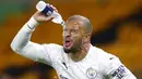 Bek Manchester City, Kyle Walker, membasahi wajahnya dengan air saat melawan Wolverhampton Wanderers pada laga Liga Inggris di Stadion Molineux, Senin (21/9/2020). Manchester City menang dengan skor 3-1. (Marc Atkins/Pool via AP)