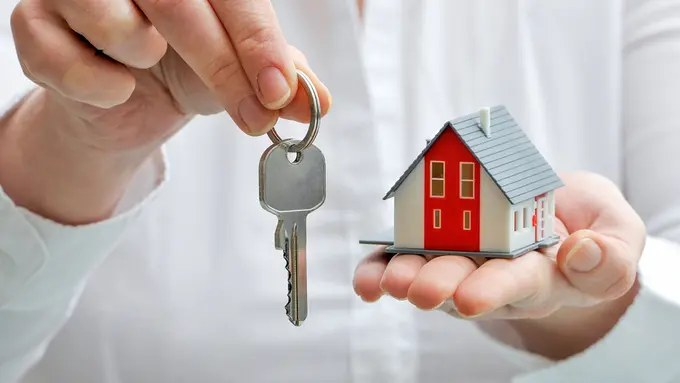 Editor Says: THR dan Sekelumit Mimpi Punya Rumah