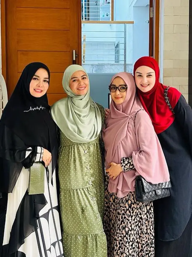 Mona Ratuliu berhijab (Instagram/monaratuliu)