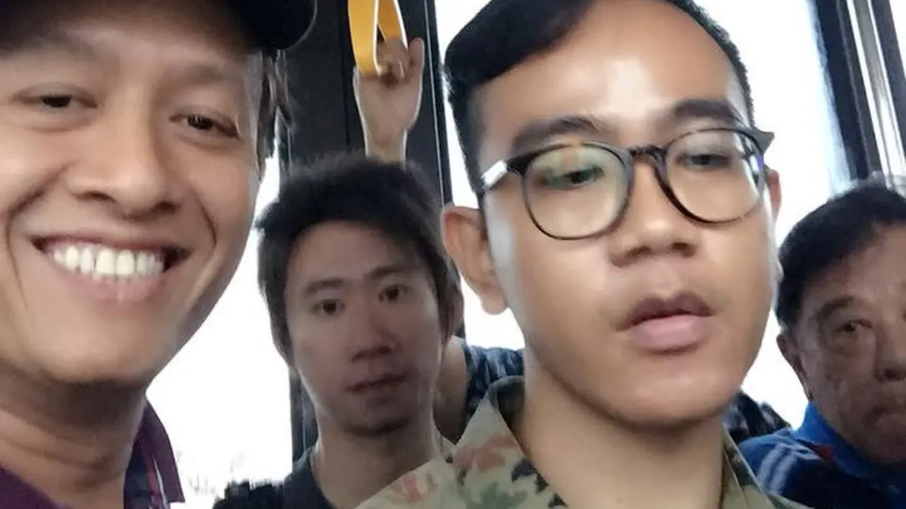 [Bintang] Kisah Anak Presiden Zaman Now, Gibran Kehujanan dan Delay 3 Jam