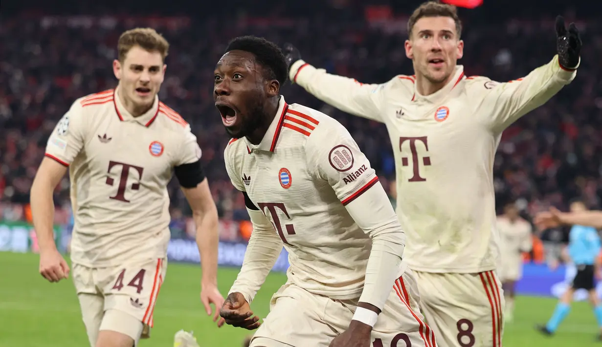 Pemain Bayern Munchen, Alphonso Davies melakukan selebrasi setelah mencetak gol kemenangan timnya ke gawang Celtic dalam laga leg 2 babak play off Liga Champions 2024/2025 di Allianz Arena, Munchen, Jerman, Rabu (19/02/2025) WIB. (AFP/Alexandra Beier)