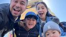 Kehidupan keluarga Raffi Ahmad dan Nagita Slavina begitu harmonis. Apalagi kehadiran anak kedua mereka yakni Rayyanza menambah kehangatan keluarga. Rafatar yang beranjak remaja juga terlihat tampan dalam foto ini. (Liputan6.com/IG/@raffinagita1717)