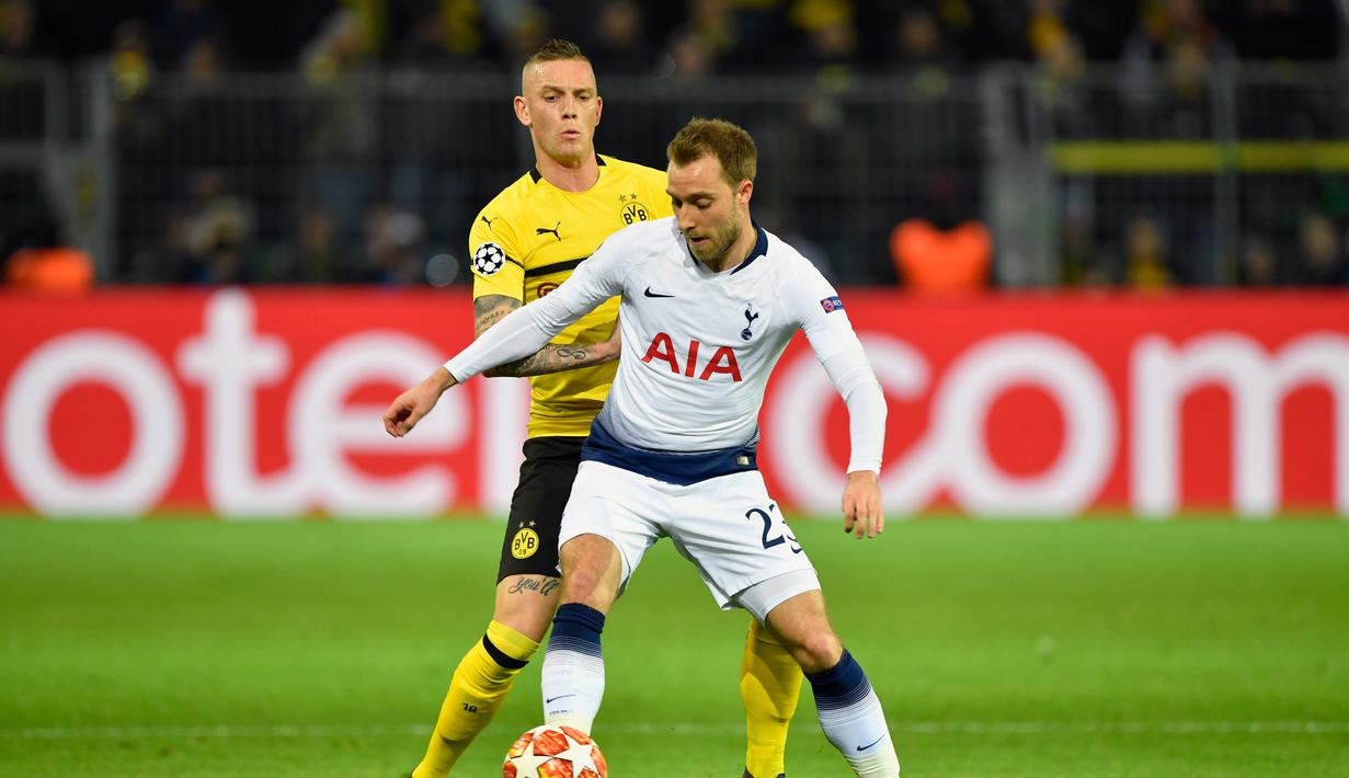 Aksi Cristian Eriksen pada leg kedua, babak 16 besar Liga Champions yang berlangsung di Stadion Signal Iduna Park, Dortmund, Rabu (6/3). Tottenham Hotspur menang 1-0 atas Dortmund. (AFP/John Macdougall)