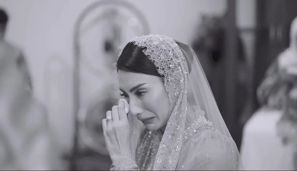 Tidak hanya Tyas yang meneteskan air mata, tampak beberapa yang hadir dalam pengajian juga tak kuasa menahan air mata. [Instagram/tyasmirasih]