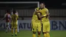 Bek Bhayangkara FC, Jajang Mulyana, memeluk Indra Kahfi usai mengalahkan Persipura pada laga Liga 1 Indonesia di Stadion PTIK, Jakarta, Senin (18/11). Bhayangkara menang 2-0 atas Persipura. (Bola.com/Vitalis Yogi Trisna)