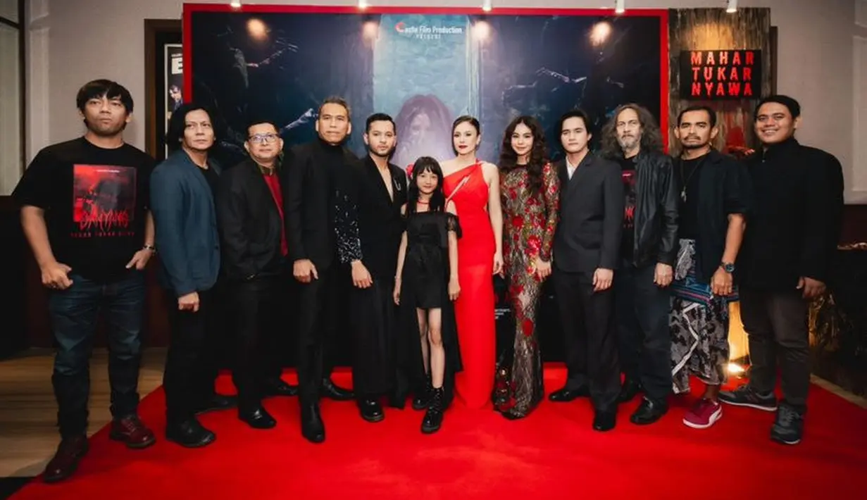 Wulan Guritno mengenakan dress merah tersebut dalam rangka acara premier film terbarunya yang berjudul Danyang. Ia pun tampil stunning dari para pemain lainnya.  [@wulanguritno]