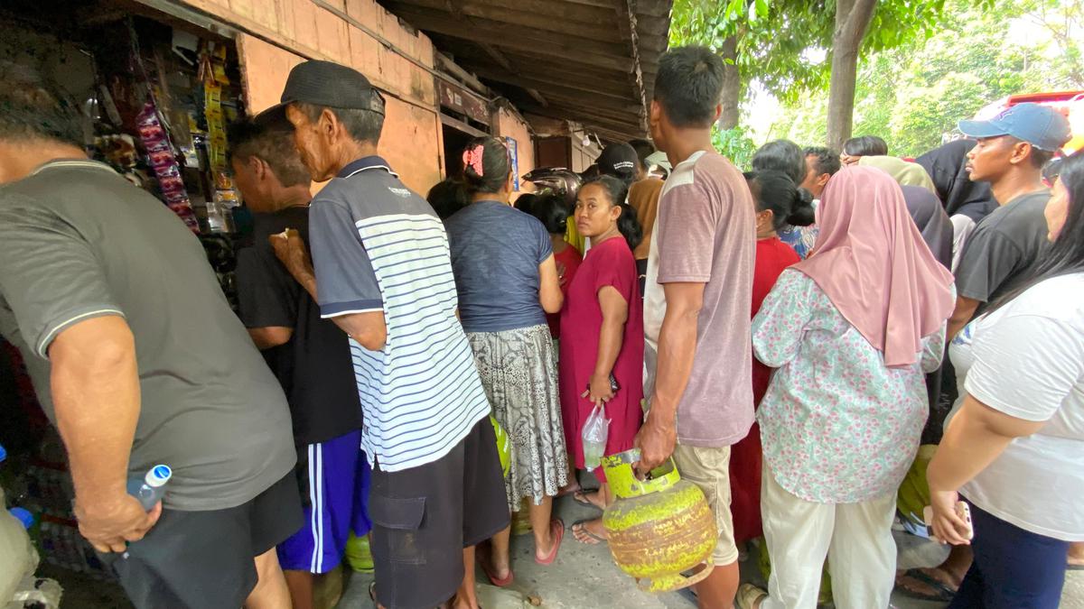⚠️ Pemkab Tuban bilang stok elpiji 3 kg aman — tapi di lapangan warga justru antre panjang berebut gas. Antara klaim dan kenyataan. #Elpiji #Tuban #GasSubsidi