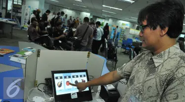 Direktur Pusat Teknologi Informasi dan Komunikasi, Michael A  Purwoadi mensimulasikan teknologi E-Voting di gedung BPPT, Jakarta, Rabu (29/7/2015). E-voting dan KTP el dimanfaatkan untuk mendukung KPU pada pilkada serentak. (Liputan6.com/Herman Zakharia)