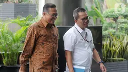 Dirut PTPN IX Iryanto Hutagaol (kiri) tiba di Gedung KPK, Jakarta, Selasa (12/11/2019). Iryanto diperiksa sebagai saksi untuk tersangka Direktur Pemasaran PTPN III (Persero) I Kadek Kertha Laksana terkait suap pengelolaan distribusi gula di PTPN III 2019. (merdeka.com/Dwi Narwoko)