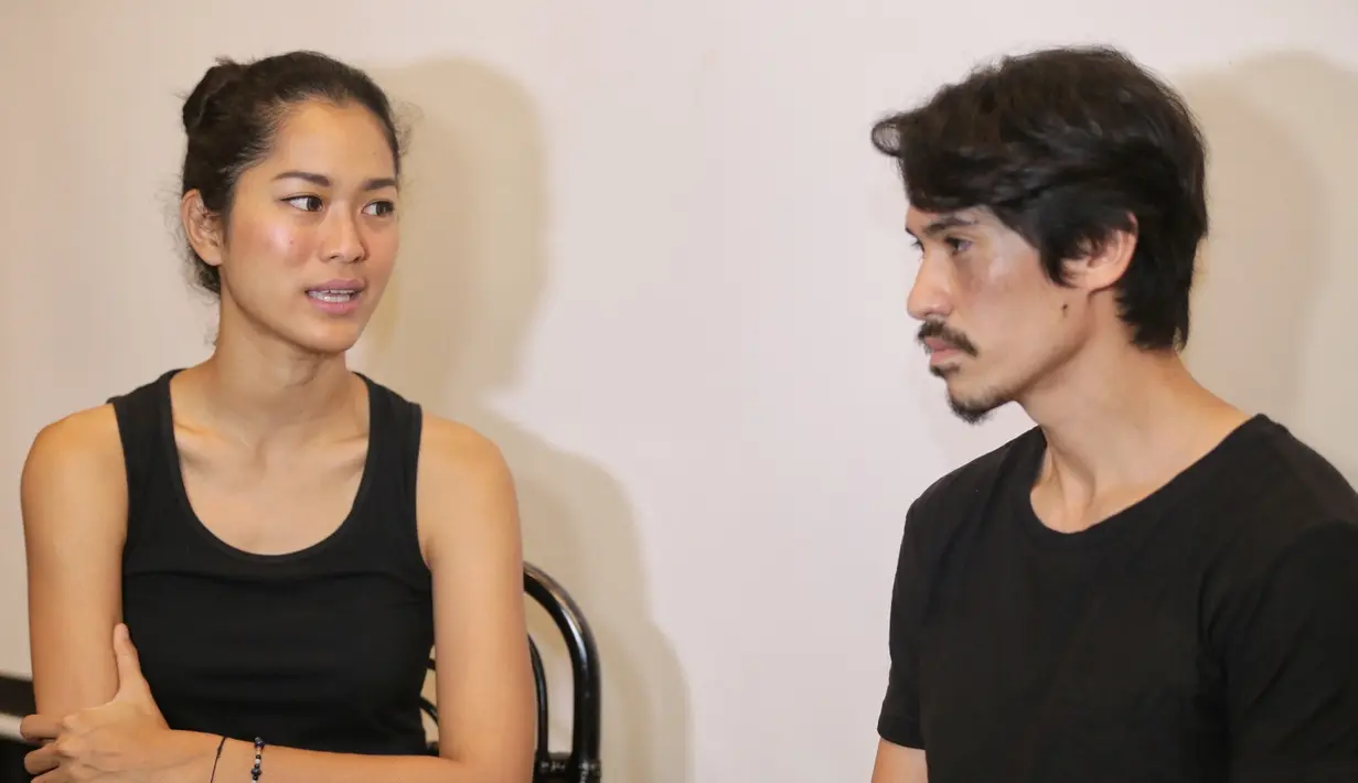 Demi membangun keharmonisan rumah tangganya, pasangan ini lebih memilih rumah untuk menghabiskan waktu berdua. Mengisi waktunya dengan menjalankan hobi bersama suami. (Adrian Putra/Bintang.com)