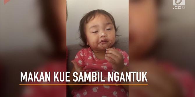 VIDEO: Gemas, Gadis Kecil Nikmati Kue Sambil Mengantuk