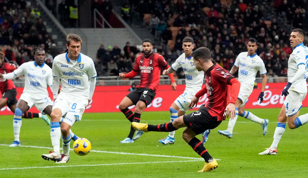 Keunggulan AC Milan berubah menjadi 3-0 pada menit ke-74. Giliran Fikayo Tomori yang mencatatkan namanya pada papan skor. (AP Photo/Luca Bruno)
