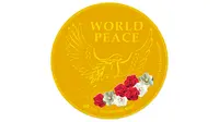Medali yang diluncurkan Singapura untuk memperingati pertemuan Donald Trump dengan pemimpin Korea Utara Kim Jong-un, 5 Juni 2018. Medali dihiasi simbol perdamaian, gambar merpati dan cabang zaitun juga bunga mawar dan magnolia. (HO/AFP/THE SINGAPORE MINT)