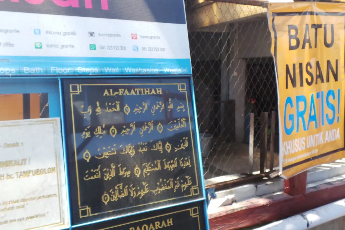 Pedagang Ini Gratiskan Batu Nisan, Berani Pesan?