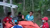Tim SAR Gabungan berhasil membawa para siswa MTS Harapan Baru yang menjadi korban dalam kegiatan Susur Sungai di  Sungai Cileueur Hulu Leuwi Ili, Ciamis, Jumat petang. (Liputan6.com/Jayadi Supriadin)