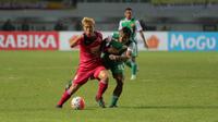 Pemain Semen Padang, Lee Gil-hoon dan PS TNI berebut bola pada lanjutan Torabika SC 2016 di Stadion Pakansari, Bogor, Minggu (23/10/2016). (Bola.com/Nicklas Hanoatubun)