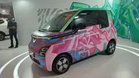 Wuling mempunyai Wuling Air EV sebagai mobil listrik unggulan mereka yang dipasarkan di Indonesia. Mobil imut dengan dimensi 2.974mm x 1.505mm x 1.631mm ini memiliki kapasitas hingga 4 orang dan dibanderol mulai dari Rp243 jutaan. Selain itu dalam mobil ini sudah tersedia fitur asisten pribadi dan aplikasi remote.