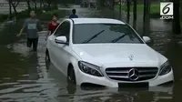 Mercedes-Benz C Class terjebak banjir di Bintaro, Tangerang Selatan. (Syahbudin)