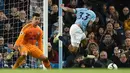 Aksi penyerang Man City Gabriel Jesus melepas tembakan S pada laga lanjutan Premier League yang berlangsung di Stadion Etihad, Manchester, Kamis (4/4). Manchester City menang 2-0 atas Cardiff City. (AFP/Oli Scarff)