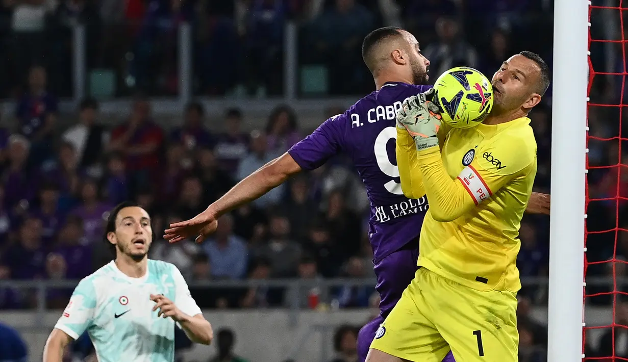 Samir Handanovic (kanan) bisa dikatakan salah satu pemain paling loyal di skuat Inter Milan. Dia mengabdi di Nerazzurri selama 11 tahun setelah direkrut dari Udinese. Selama membela Inter, Handanovic mampu meraih satu Scudetto, dua Coppa Italia, dan dua Piala Super Italia. Dia juga dipercaya menjadi kapten sejak tahun 2019. Namun, Handanovic meninggalkan Giuseppe Meazza pada musim panas ini. Kontraknya bersama Inter berakhir dan tidak diperpanjang. (AFP/Isabella Bonotto)