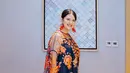 Gaya elegan nan glamor Kahiyang Ayu tampil dengan dress hitam beraksen bordiran warna oranye dari desainer Biyan.  [@ayanggkahiyang]