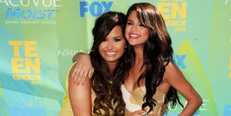 Sebagai sahabat di masa kecil, Selena Gomez merasakan penderitaan Demi LOvato di rumah sakit. (us.hola.com)